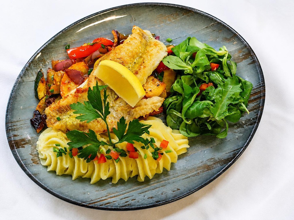 Rotbarschfilet gebraten an Pfannengemüse und Kartoffelpüree