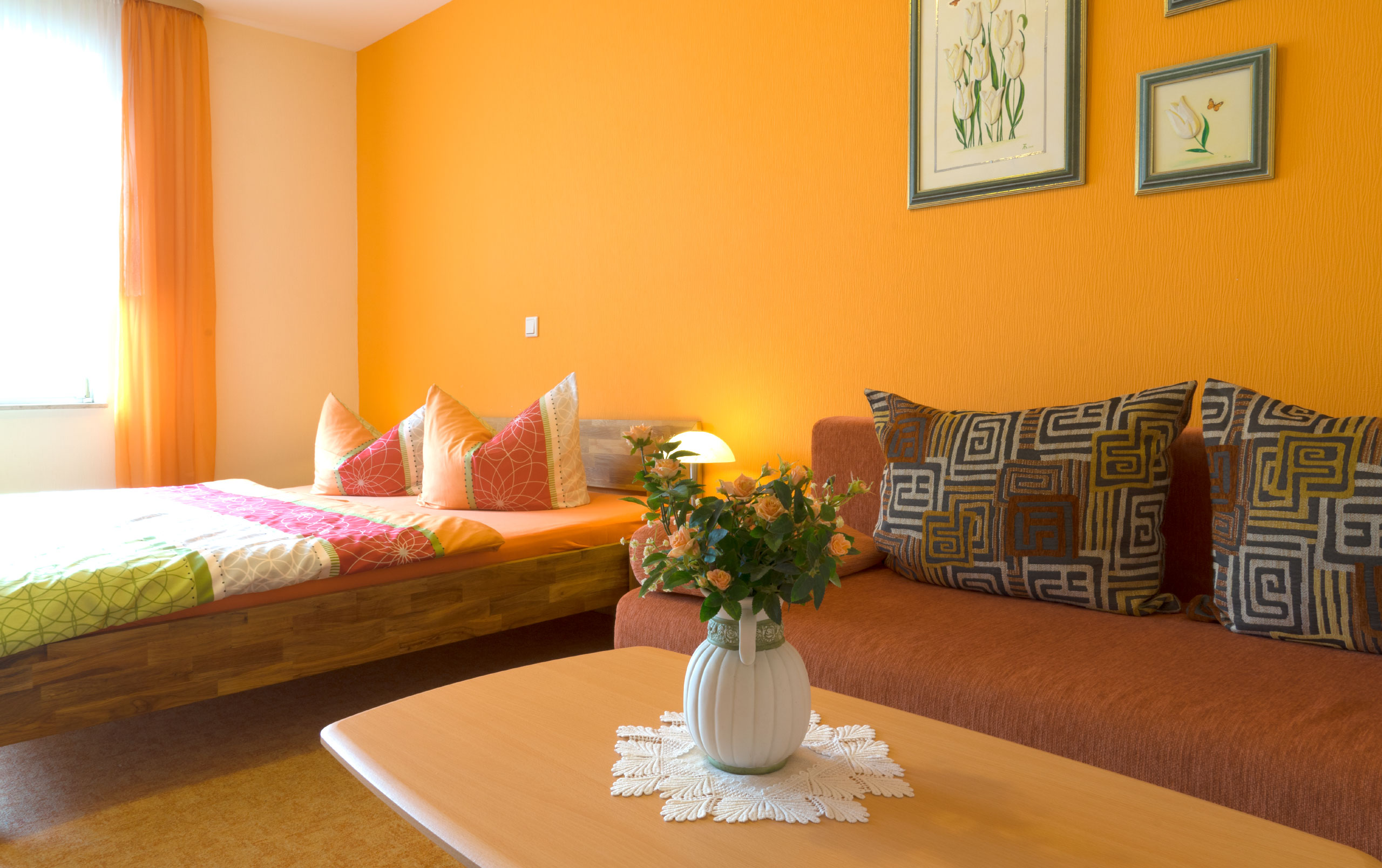 Zimmeransicht mit Flat-TV und Sitzecke