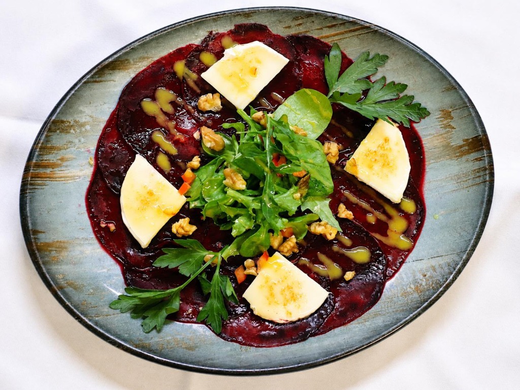Rote Beete Carpaccio mit geflämmtem Ziegenkäse, Walnüssen und Feldsalat