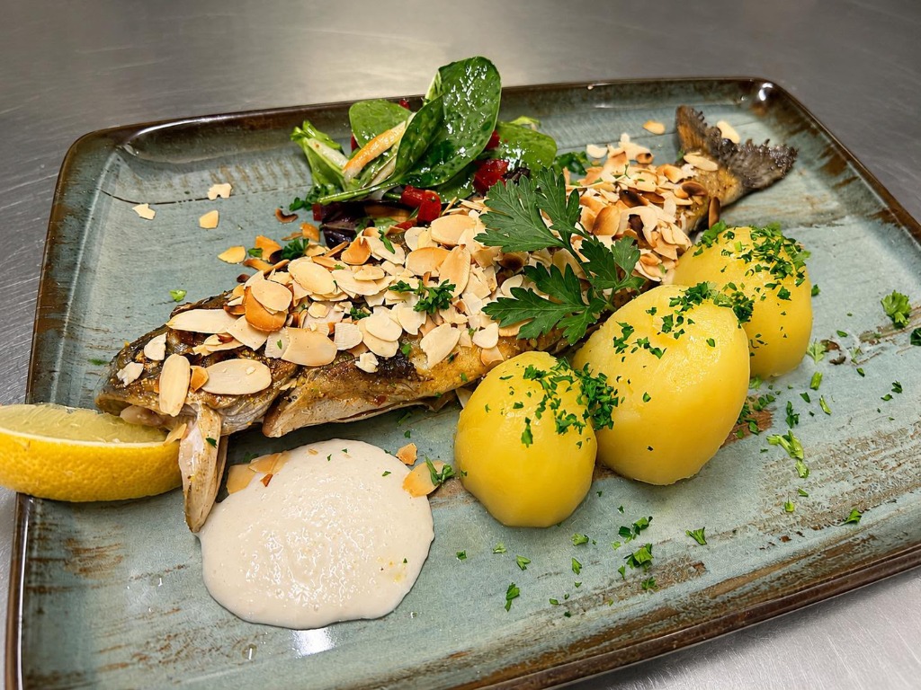 Knusprig gebratene Forelle 'Feinschmecker' mit Mandelblättchen
