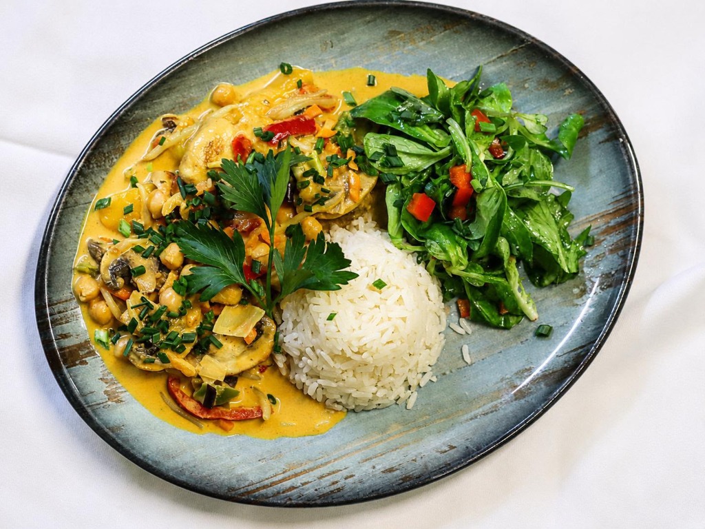 Gelbes Thai-Gemüse-Mango-Curry mit Reis und frischem Salat